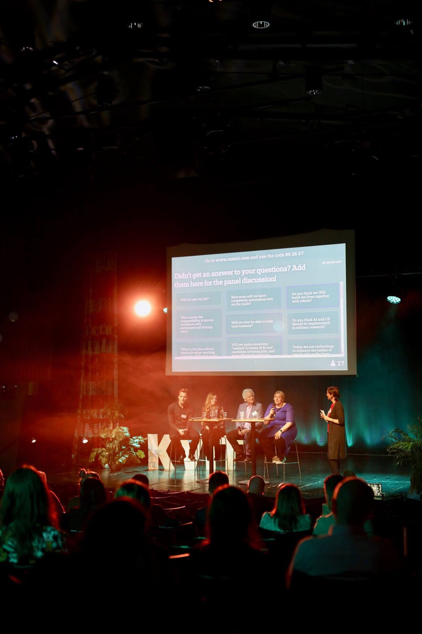 Speaker presenting at KVIT